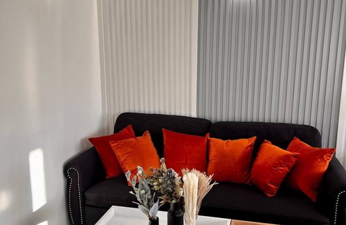 Shamrock Apartment | Modern hotel suite with kitchenette in charming Shamrock