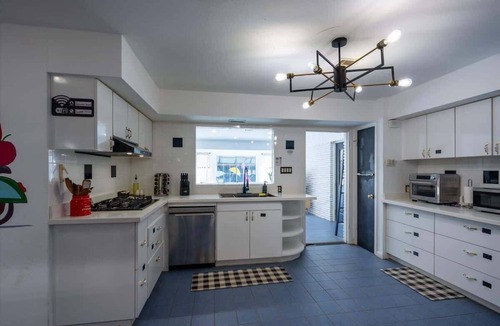 Southeast Houston House | Modern Houston Pool Retreat 5BR Sleeps 15