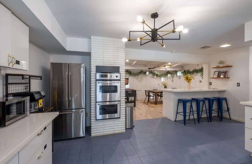 Southeast Houston House | Modern Houston Pool Retreat 5BR Sleeps 15