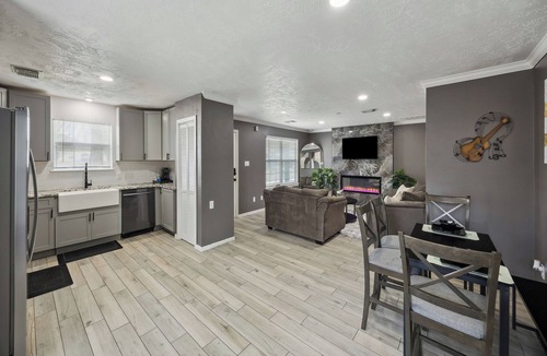 South Central Houston House | Modern Houston Retreat 4BR Near Toyota Center w Hot tub.