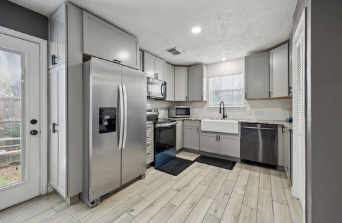 South Central Houston House | Modern Houston Retreat 4BR Near Toyota Center w Hot tub.