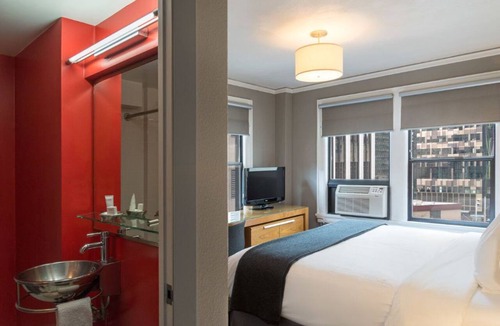Belltown Hotel | Modern King | Original Artwork & Seattle Views