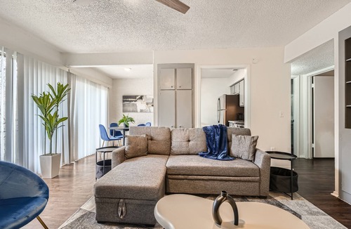 Bouldin Apartment | Modern King Suite Getaway | Sleeps 4 | Pool, Prkg
