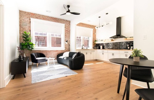 East of Broadway Apartment | Modern Loft in Lively SoMa Downtown