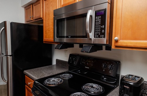 Coliseum Central Apartment | Modern luxe 2BD/2BA Apartment I Free Parking