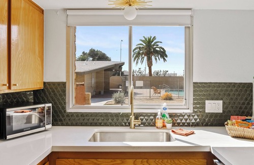 Tempe House | Modern Mid-Century 3 Mi to ASU Private Patio Pool & Playground King Bed