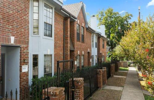 Montrose House | Modern Montrose Townhome Sleeps 10 Walk to Dining & Downtown