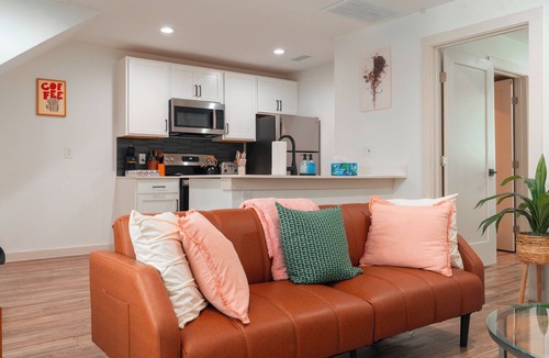 Oak Lawn Apartment | Modern Oaklawn Retreat - Medical Districtict & DT