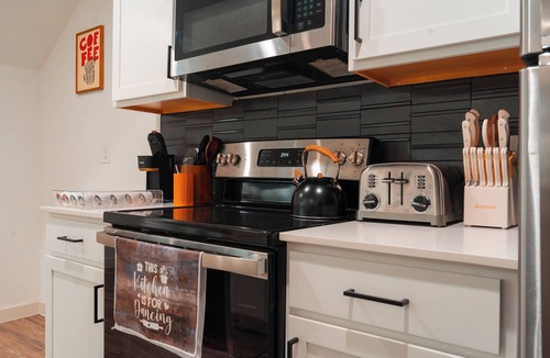Oak Lawn Apartment | Modern Oaklawn Retreat - Medical Districtict & DT