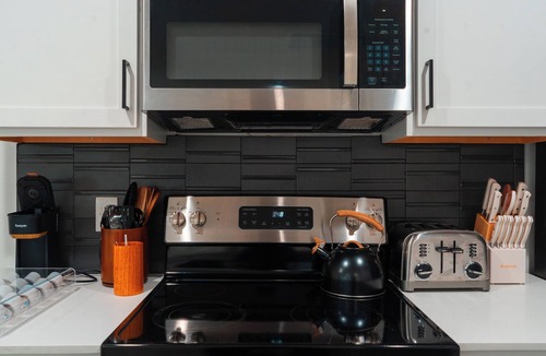 Oak Lawn Apartment | Modern Oaklawn Retreat - Medical Districtict & DT