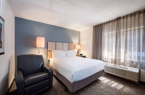 Plano Hotel | Modern Oasis in Plano, Texas! 2 Spacious Units, Full Kitchen, Pets Allowed!
