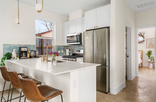 Govalle House | Modern Retreat · Fire Pit · WiFi + TV· Private Patio
