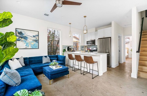 Govalle House | Modern Retreat · Fire Pit · WiFi + TV· Private Patio