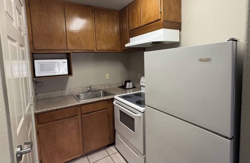 Humble Hotel | Modern Room w/Kitchenette Unit Ideal for Budget Travelers Near Attractions