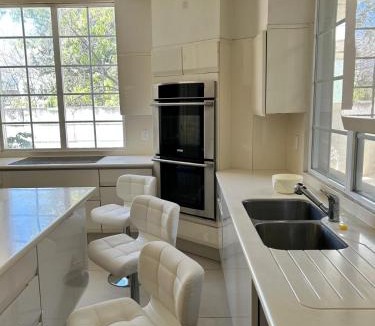 Bosques de las Lomas House | Modern room with balcony