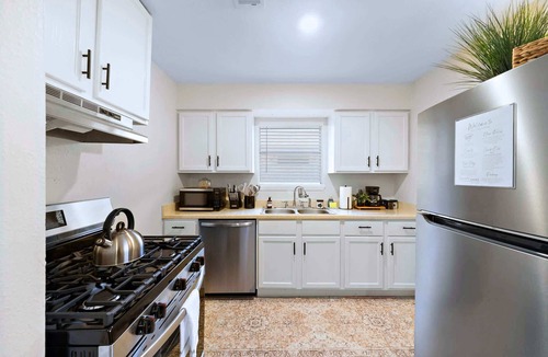 El Lago House | Modern Seabrook Getaway: Cozy Rooms | Yard | BBQ