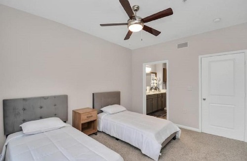 South Central Houston Apartment | Modern Solstice near MED CTR & NRG