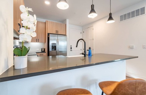 Hancock Apartment | Modern Space near UT King Bed