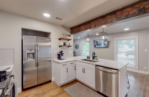 Central Arlington House | Modern Stay | 10 Min Walk From AT&T Stadium
