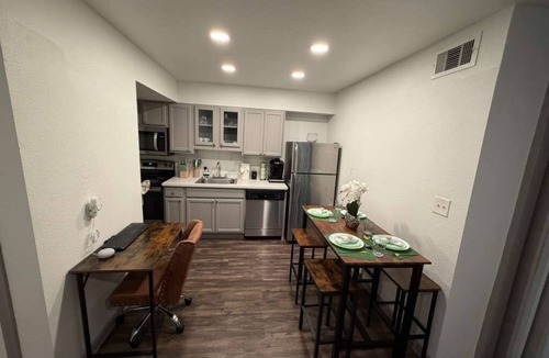 Braeswood Place Apartment | Modern Studio Apartment Pool & Gym Access Ideal for Relaxing Stays in Houston