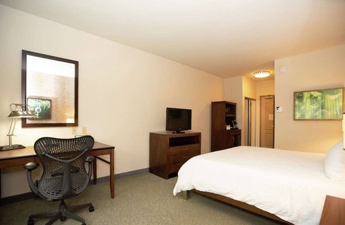 Covington Hotel | Modern Style Room Ideal for Memorable Louisiana Escapades - Perfect for Couples!
