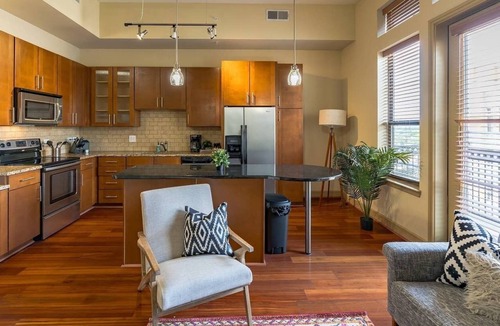 Greenway Plaza-Upper Kirby Apartment | Modern Suite + Pool + Gym