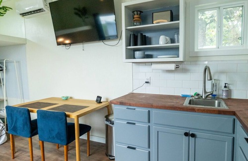 Fort Worth Apartment | Modern Tiny Home 15 mins from Fort Worth