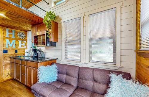 Harper Apartment | Modern Tiny House in Hill Country w/Covered Patio