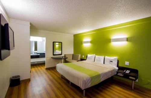 St. Johns Hotel | Motel 6-Austin, TX - Midtown