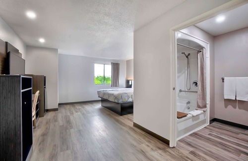Benbrook Hotel | Motel 6 Benbrook, TX - Fort Worth