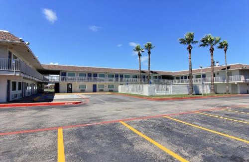 Bay Area Hotel | Motel 6-Corpus Christi, TX - East - North Padre Island
