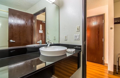 Park Central Hotel | Motel 6 Dallas, TX - North - Richardson