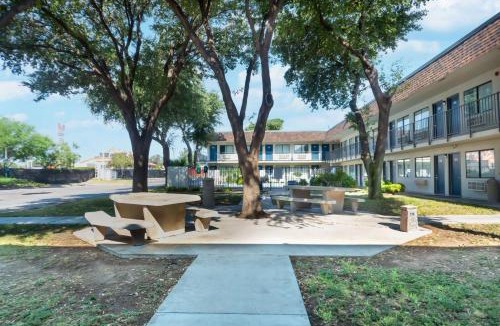 Amistad National Recreational Area Hotel | Motel 6-Del Rio, TX