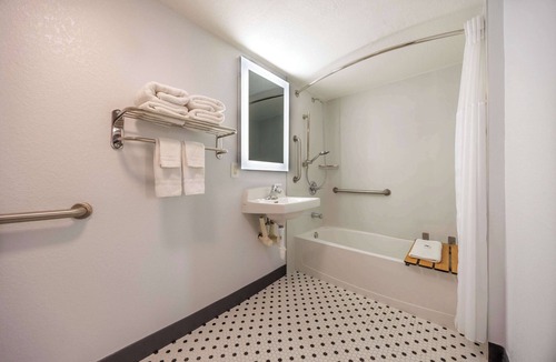 Fort Worth Hotel | Motel 6 Fort Worth, TX - East