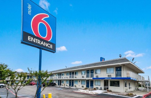 Irving Hotel | Motel 6-Irving, TX - Dallas