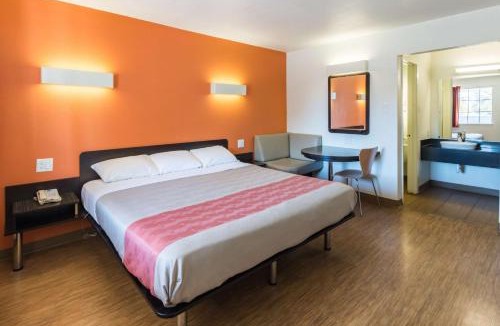 Stephenville Hotel | Motel 6-Stephenville, TX
