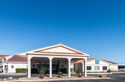 Stephenville Hotel | Motel 6-Stephenville, TX