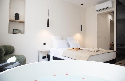 1st Arrondissement Hotel | Mouchki