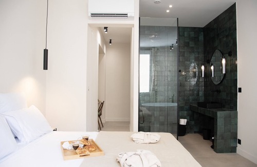 1st Arrondissement Hotel | Mouchki