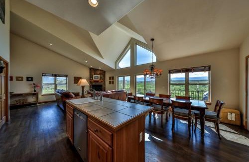 Pole Creek House | Mountain Bliss 3 BR Retreat W Views Hot Tub