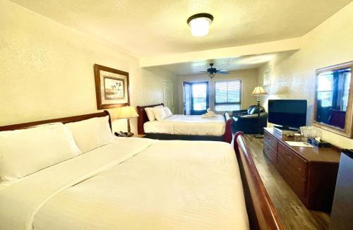 Mount Ida Hotel | Mountain Harbor Queen Guest Room on Lake Ouachita