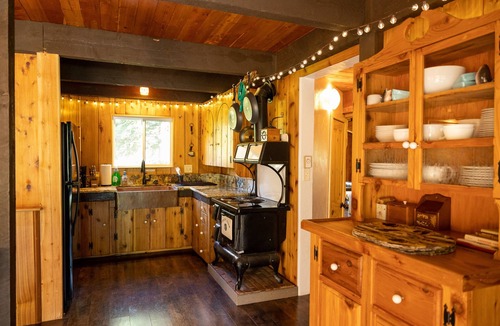 Cooke City-Silver Gate House | Mountain View House Right on Soda Butte Creek