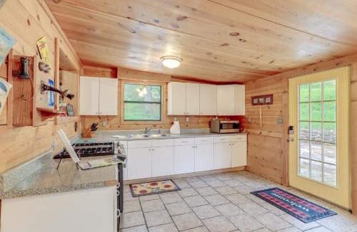 Mountain View House | Mountain-View Cabin on Farm: 3 Mi to Town & Shops