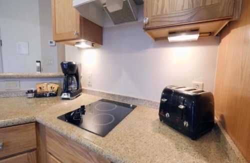 Oak Creek Hotel | Nature Is Calling! 2 Great Units w/Kitchens, Near Hiking, Pink Jeep Tours