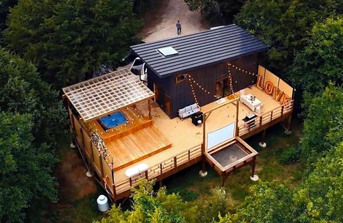 Wills Point Cabin | NestScape–-Stargaze from Bed + Outdoor Tub & Movie