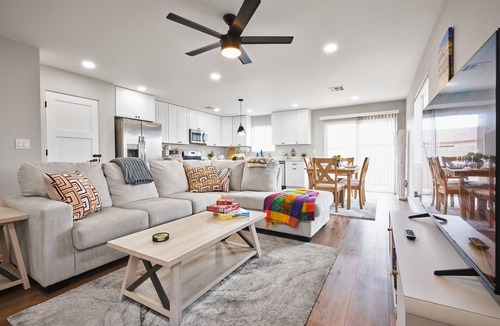 South Mountain House | New 2025 Modern Home, Ice-Cold A/C, 8 Min to Sky Harbor, Sleeps 6