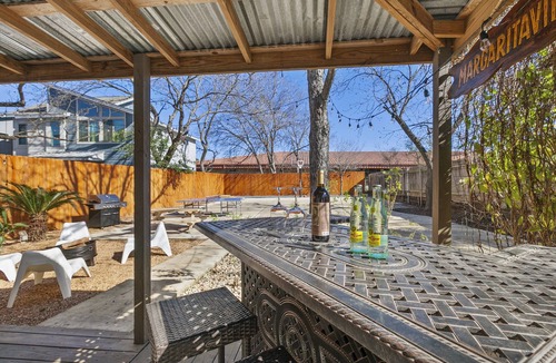 Galindo House | (NEW) ATX Fun-Scape, 11 beds, 2 miles to downtown