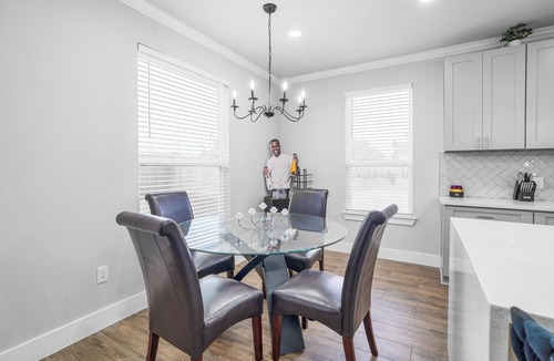 Barker House | New Beautiful Modern Luxury 3 Bedroom 2.5 Bathroom Home 20 Mins from Galleria