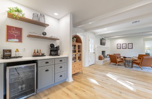 Dean Highland House | NEW! Game Day+ Group Trip + Cowboy Pool + 2 Kings + Sleeps 12