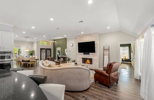 Irving House | New Home-Hot Tub-GameRoom-Pool table-10min to DFW Airport-12 min from Downtown